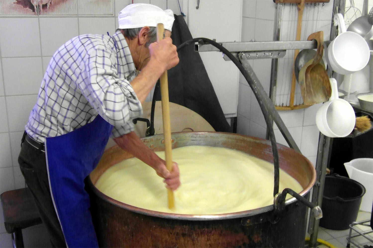 Bettelmatt. The curdling process takes about 40 minutes and continues until the curdled lumps are as big as currants, and then the curdled mix is cooked between 44 and 46 degrees.