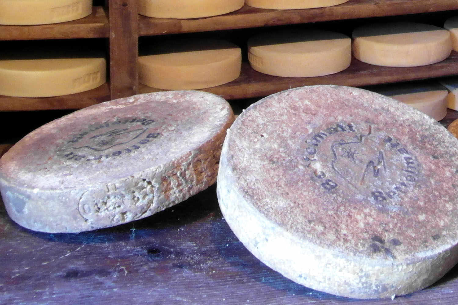 Bettelmatt. The resulting cylindrical cheese is between 4 and 6kg, 8cm thick, and a diameter of 25-35cm.