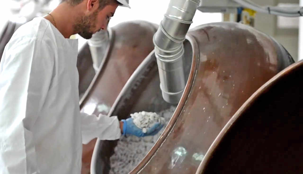 Although the pans used for sugar-coating are mechanised, part of the process is still carried out manually by 16 employees.